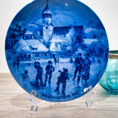 Weihnachtsteller - 1982: Weihnachtsabend in Wasserburg - Berlin Design - blaues Porzellan - begrenzte Auflage - Made in West Germany - (8C3)