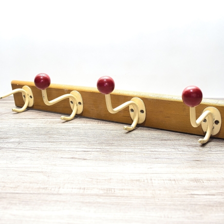 Einzigartige Wandgarderobe aus den frühen 1950er Jahren, Massivholz, liebevoll aufbereitet - echtes Vintageprodukt, MId Century Modern - 9C2