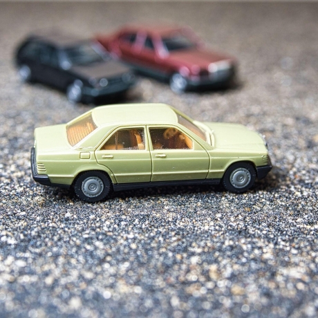Herpa Mercedes 190E Modellauto in schilfgrün – Maßstab 1:87 – Perfektes Sammlerstück für Mercedes Fans und Modellauto-Liebhaber H0 1/87