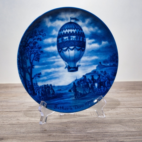Sammelteller Father's day: 1974 - Aufstieg - Berlin Design - blaues Porzellan - Made in West Germany - 19,5 cm - 9E1 - TOP Zustand
