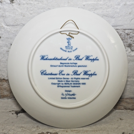 Weihnachtsteller - 1985: Weihnachtsabend in Bad Wimpfen - von Berlin Design - blaues Porzellan - begrenzte Auflage - Made in West Germany 8F