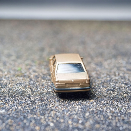 Herpa BMW 735i E32 Modellauto in Gold – Maßstab 1:87 – Perfektes Sammlerstück für BMW-Fans und Modellauto-Liebhaber H0 1/87