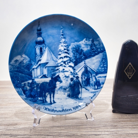 Weihnachtsteller - 1984: Weihnachtsabend in Ramsau - von Berlin Design - blaues Porzellan - begrenzte Auflage - Made in West Germany - (8C3)