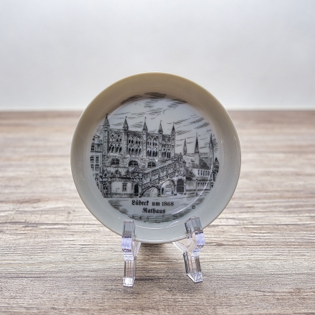 Untersetzer der unbekannten Marke DP Porzella Bavaria -  Städteteller: Lübeck um 1868 - Rathaus  - Made in West Germany - Zustand TOP - 9B1