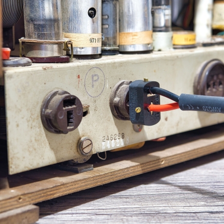 Universalstecker BOSU für Bang & Olufsen Röhrenradios wie Mini-Serie passend bis 6 qmm Kabel. Made in Germany (Antenne, TA/TB Zuspieler)