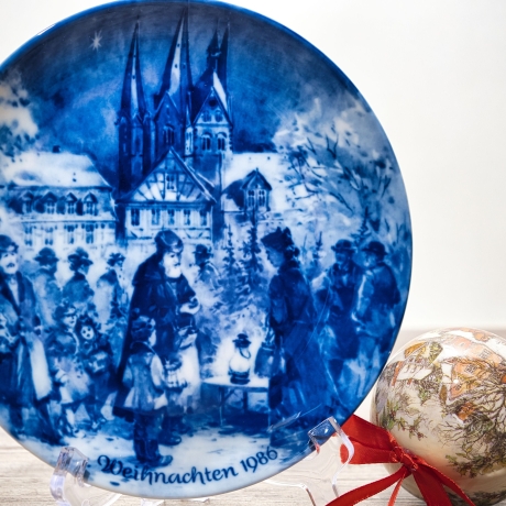 Weihnachtsteller - 1986: Weihnachtsabend in Gelnhausen - Berlin Design - blaues Porzellan - begrenzte Auflage - Made in West Germany - (8C3)