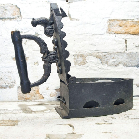 Einzelstück: Das leuchtende Bügeleisen - Upcycling Umbau zur Lampe mit Schalter, E14 Fassung  - inklusive Echtheitszertifikat (LP H1)