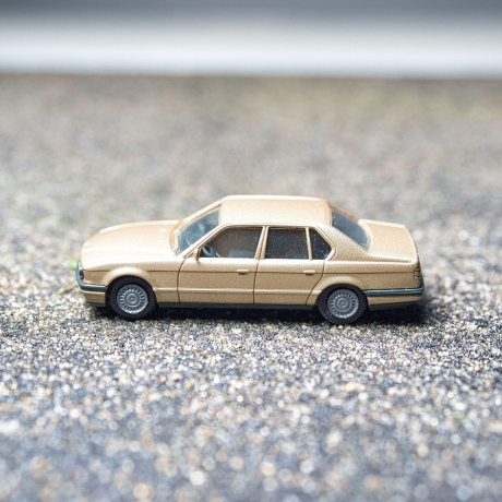 Herpa BMW 735i E32 Modellauto in Gold – Maßstab 1:87 – Perfektes Sammlerstück für BMW-Fans und Modellauto-Liebhaber H0 1/87