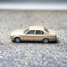 Herpa BMW 735i E32 Modellauto in Gold – Maßstab 1:87 – Perfektes Sammlerstück für BMW-Fans und Modellauto-Liebhaber H0 1/87