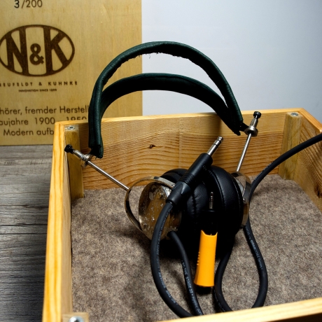 Kopfhörer (Heavy Duty, Outdoor) Neufeldt&Kuhnke, Modell SEY-2 aus ca. 1920, modern aufbereitet, mit Holzkiste, limitierte Auflage 3/200