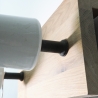 Stilvolle Garderobe aus Hochspannungs-Isolatoren und wiederverwertetem Eichenbrett mit extra stabiler Aufhängung, dank Stabilit Schiene (6E)