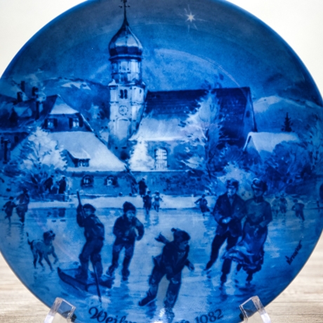 Weihnachtsteller - 1982: Weihnachtsabend in Wasserburg - Berlin Design - blaues Porzellan - begrenzte Auflage - Made in West Germany - (8C3)
