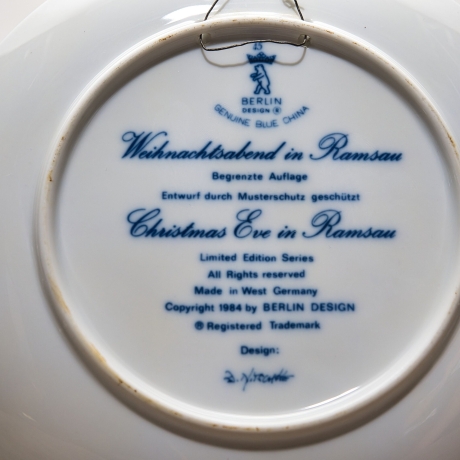 Weihnachtsteller - 1984: Weihnachtsabend in Ramsau - von Berlin Design - blaues Porzellan - begrenzte Auflage - Made in West Germany - (8C3)