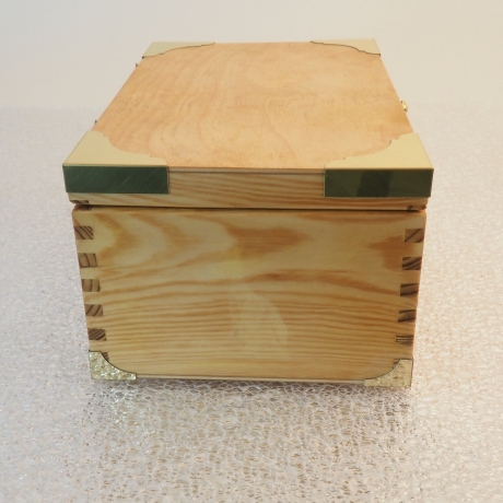 kleiner Kiefer Holzkasten mit Messingbeschlägen  (6D)