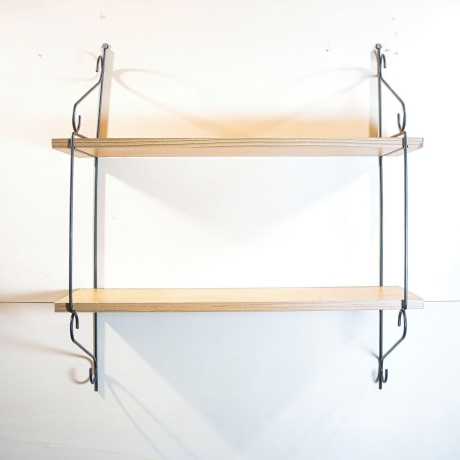 String Regal, Nuten Variante (Lübke, Vitsoe), vollständig restauriert, schwarz lackierte Leitern, 2 Böden inklusive.HxBxT 55cm x 61cm x 20cm