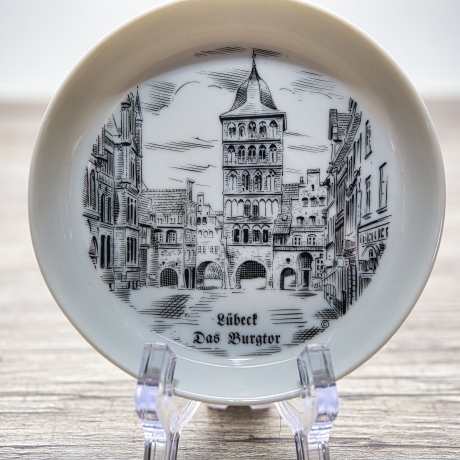 Untersetzer der unbekannten Marke DP Porzella Bavaria -  Städteteller: Lübeck - Das Burgtor  - Made in West Germany - Zustand TOP - 9B1