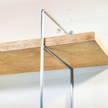 String Regal, Nuten Variante (Lübke, Vitsoe), vollständig restauriert, metallische Leitern, 2 Böden inklusive. HxBxT 40cm x 90cm x 20cm