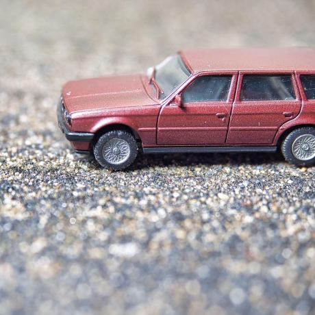 Herpa BMW 3er Touring (E30/5) Modellauto in rot – Maßstab 1:87 – Perfektes Sammlerstück für BMW-Fans und Modellauto-Liebhaber H0 1/87