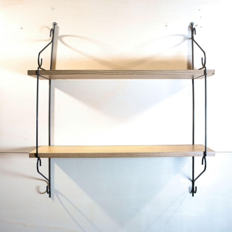 String Regal, Nuten Variante (Lübke, Vitsoe), vollständig restauriert, schwarz lackierte Leitern, 2 Böden inklusive.HxBxT 55cm x 61cm x 20cm