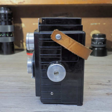 Plascaflex Rollfilmkamera aus den 1950er Jahren in überraschend gutem Zustand. Alles funktioniert. Blende, Verschluss und Sucher geprüft.