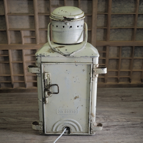 Echte Schiffslampe, Original maritime Ausrüstung, seewasserfest, mit E27 Fassung und elektr. Zuleitung (Stecker, Schalter)  - Upcycling