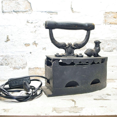 Einzelstück: Das leuchtende Bügeleisen - Upcycling Umbau zur Lampe mit Schalter, E14 Fassung  - inklusive Echtheitszertifikat (LP H1)