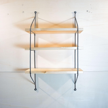 String Regal, Nuten Variante (Lübke, Vitsoe), vollständig restauriert, schwarz lackierte Leitern, 3 Böden inklusive.HxBxT 64cm x 36cm x 18cm