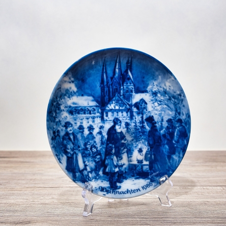 Weihnachtsteller - 1986: Weihnachtsabend in Gelnhausen - Berlin Design - blaues Porzellan - begrenzte Auflage - Made in West Germany - (8C3)