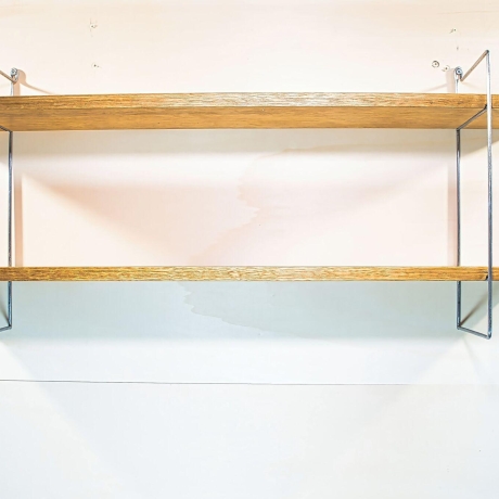 String Regal, Nuten Variante (Lübke, Vitsoe), vollständig restauriert, metallische Leitern, 2 Böden inklusive. HxBxT 40cm x 90cm x 20cm