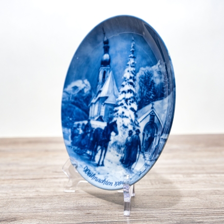 Weihnachtsteller - 1984: Weihnachtsabend in Ramsau - von Berlin Design - blaues Porzellan - begrenzte Auflage - Made in West Germany - (8C3)