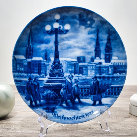 Weihnachtsteller - 1977: Weihnachtsabend in Hamburg - Berlin Design - blaues Porzellan - begrenzte Auflage - Made in West Germany (8C3)