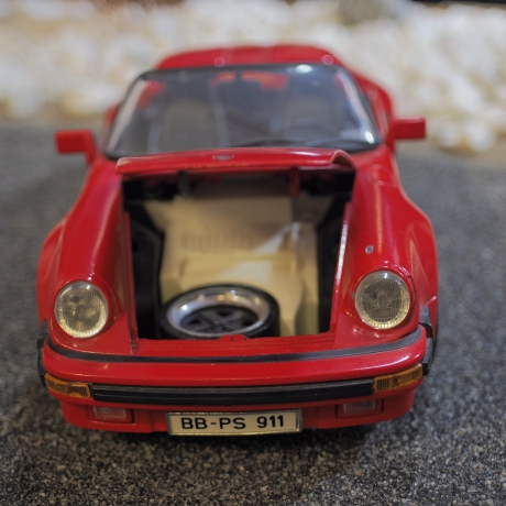 Porsche Speedster Automodell 1/18 ordentlich bespielt, Lackschaden, ideal zu Zugabe zu unserem Rettungswagen