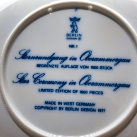 Weihnachtsteller - 1977: Oberammergau 13/1000 - Berlin Design - blaues Porzellan - begrenzte Auflage - Made in West Germany (8C3)