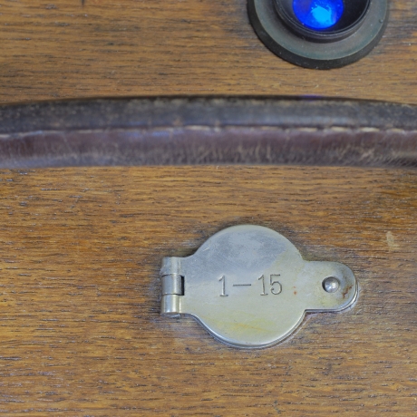 Upcycling: antike Konstatieruhr oder Taubenuhr mit FM Radio ausgestattet. 220V, Wurfantenne, blaue Kontrolleuchte, Handmade in Germany
