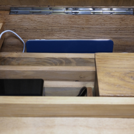 Ladestation für Tablets und Smartphone mit Qi Ladeplatz (3 Tablets plus 4 Smartphones) mit 3 Geheimfächern. Plattenspieler Upcycling
