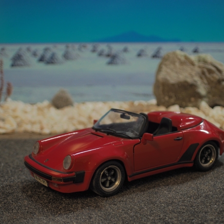 Porsche Speedster Automodell 1/18 ordentlich bespielt, Lackschaden, ideal zu Zugabe zu unserem Rettungswagen