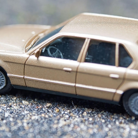 Herpa BMW 735i E32 Modellauto in Gold – Maßstab 1:87 – Perfektes Sammlerstück für BMW-Fans und Modellauto-Liebhaber H0 1/87