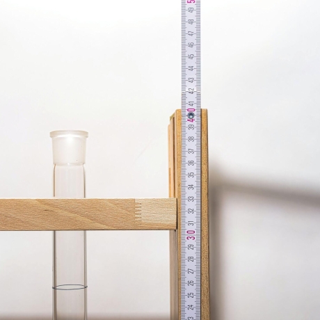 Blumenvase aus einem Laborglas Messkolben in  Buchenholz LP:1H