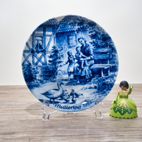 Sammelteller Muttertag: 1984 Mütterliche Fürsorge - Berlin Design - blaues Porzellan  - Made in West Germany - 19,5 cm - 8B3 - TOP Zustand
