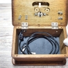 über 100 Jahre altes Telefongehäuse als Tablet oder Handyhalter mit universal Ladekabel und Ablage - Upcycling / Retromod - Made in Germany