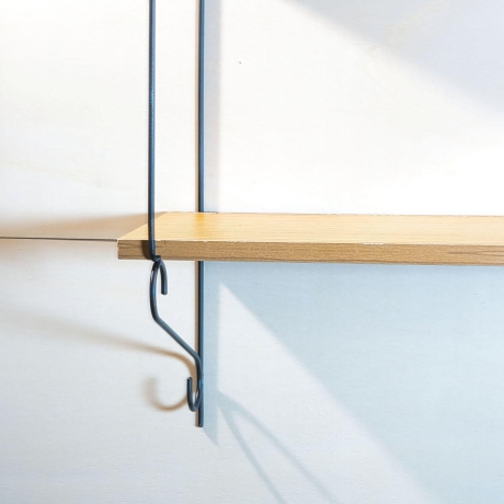 String Regal, Nuten Variante (Lübke, Vitsoe), vollständig restauriert, schwarz lackierte Leitern, 2 Böden inklusive.HxBxT 55cm x 61cm x 20cm