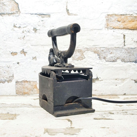 Einzelstück: Das leuchtende Bügeleisen - Upcycling Umbau zur Lampe mit Schalter, E14 Fassung  - inklusive Echtheitszertifikat (LP H1)