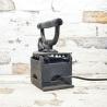 Einzelstück: Das leuchtende Bügeleisen - Upcycling Umbau zur Lampe mit Schalter, E14 Fassung  - inklusive Echtheitszertifikat (LP H1)