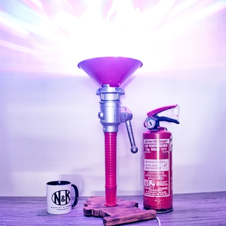Kleinserie: Original Feuerwehr Spritze, Strahlrohr als Tischlampe, E27 Fassung, Euro Stecker, Schnurzwischenschalter, handgefertigter Fuß