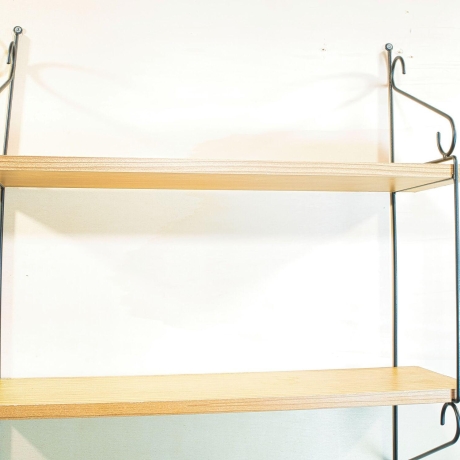 String Regal, Nuten Variante (Lübke, Vitsoe), vollständig restauriert, schwarz lackierte Leitern, 2 Böden inklusive.HxBxT 55cm x 61cm x 20cm