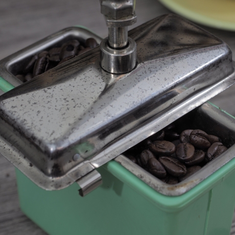 50er Jahre: GESKA Fortschritt Reise Kaffeemühle in mint