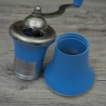 50er Jahre: Reise Pfeffermühle in zeitgenössischem blau