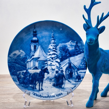 Weihnachtsteller - 1984: Heiligabend in Ramsau - Berlin Design - blaues Porzellan - begrenzte Auflage - Made in West Germany (8C3)
