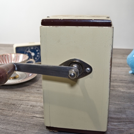 Kaffeemühle KyM Modell 9563 (seltenes weißes Modell) 1945 bis 1955er Jahren: Gehäuse weiß lackiert, Funktion geprüft! (SRU)