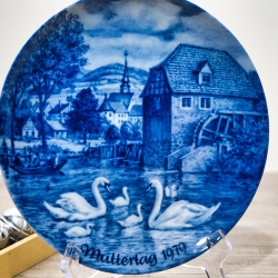 Sammelteller Muttertag: 1979 Schwäne a.d. Dorfteich - Berlin Design - blaues Porzellan  - Made in West Germany - 19,5 cm - 8B3 - TOP Zustand